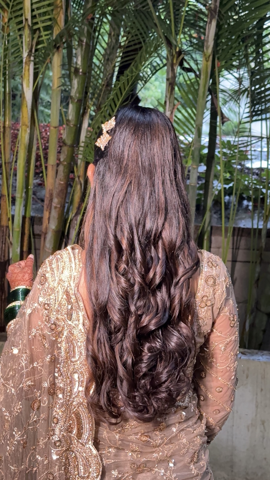 Long open waves dressed with a flower, back view