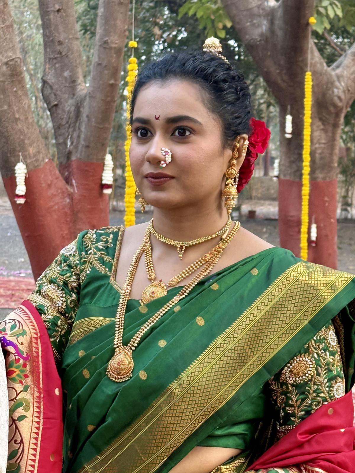 Bride in a green nauvari saree with a mogra gajra and gold jewellery