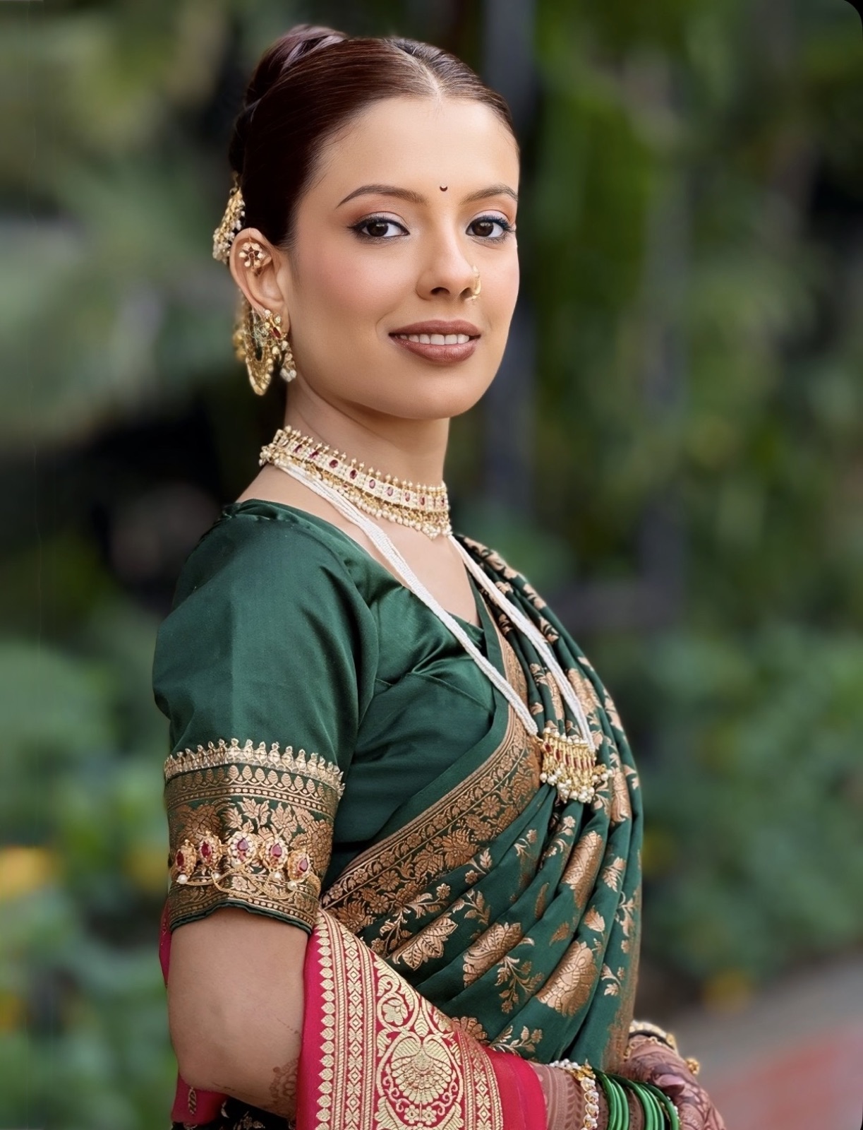 Traditional Maharashtrian look with a nath and gold jewellery